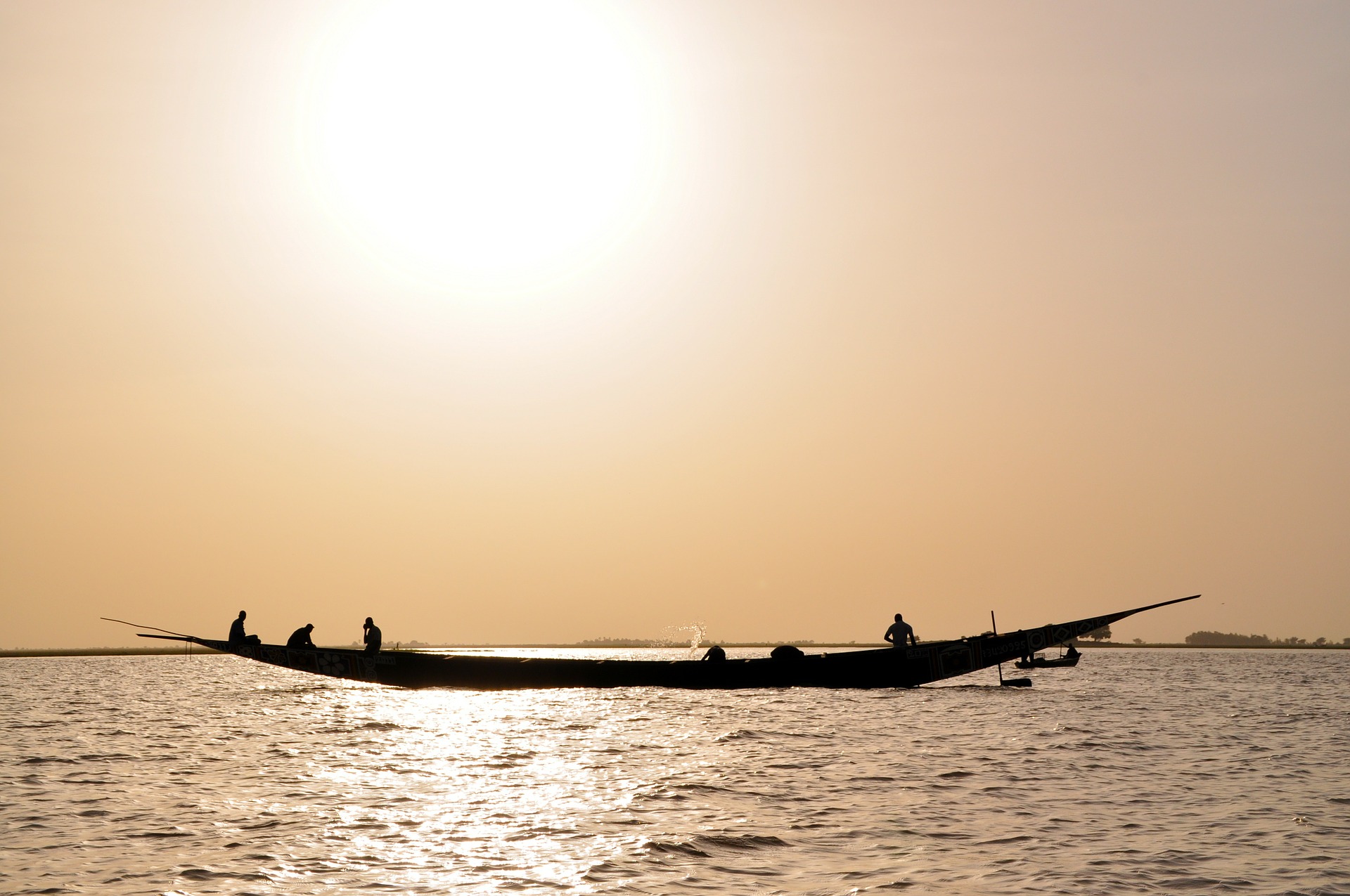 Barco de pesca en el rio Níger.
